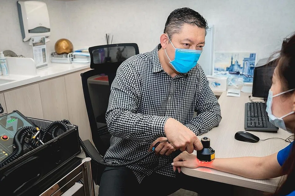 ELAK RADANG SENDI DI USIA SENJA: Menurut Dr Chiam, seseorang dapat menghindari masalah ini ketika meniti usia. Bersenam dan makan secara berpatutan, elakkan kenaikan berat badan. Dapatkan rawatan lebih awal untuk mengelakkan keadaan makin teruk. - Foto BH oleh NUR DIYANA TAHA