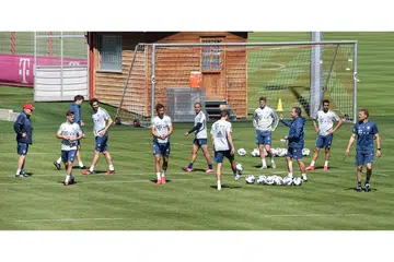 SUDAH TURUN PADANG: Pemain dan jurulatih Bayern Munich menjalani latihan Rabu lalu. Bundesliga menyasarkan menyambung semula liga itu pada 9 Mei, kurang dua bulan selepas ia digantung pada 13 Mac disebabkan pandemik Covid-19. - Foto AFP