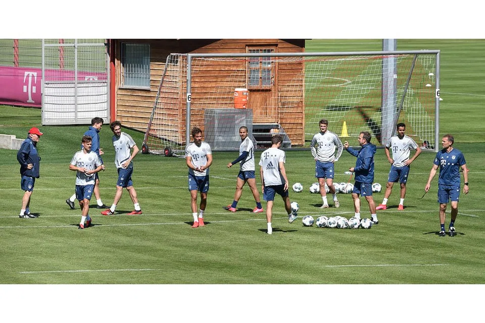 SUDAH TURUN PADANG: Pemain dan jurulatih Bayern Munich menjalani latihan Rabu lalu. Bundesliga menyasarkan menyambung semula liga itu pada 9 Mei, kurang dua bulan selepas ia digantung pada 13 Mac disebabkan pandemik Covid-19. - Foto AFP