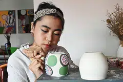 ASAH KEMAHIRAN: 'Cawan pelik' mengambil masa empat jam untuk membentuk cawan itu dan beberapa hari untuk mereka bentuk dan mengecatnya. - Foto BH oleh KHALID BABA