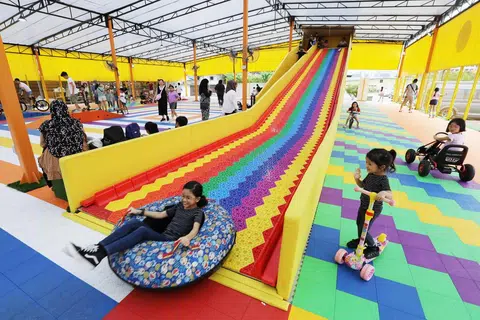 RINK@PUNGGOL EAST: Kanak-kanak dan dewasa boleh mencuba papan gelongsor besar ini dan pelbagai kegiatan lain di Rink@Punggol East. 