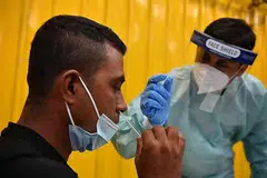 LEBIH SENANG, SELESA: Encik Hossan Md Sumon (kanan), yang telah dilatih menggunakan ART, membimbing rakan pekerja migrannya, Encik Rahman Mizanuir, melakukan ujian itu sendiri. - Foto BH oleh CHONG JUN LIANG