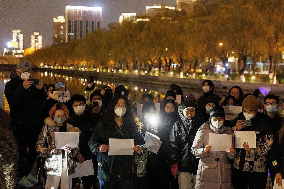 BANTAHAN RAKYAT: Orang ramai membantah tindakan pemerintah China lakukan kawalan terlampau ketat bagi mengekang penularan Covid-19. - Foto REUTERS