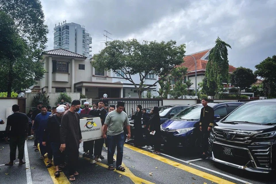 Jenazah Allahyarham Nur Mohammad Azmi dipikul ahli keluarga setiba di Masjid Ba’alwie di Bukit Timah untuk solat jenazah.