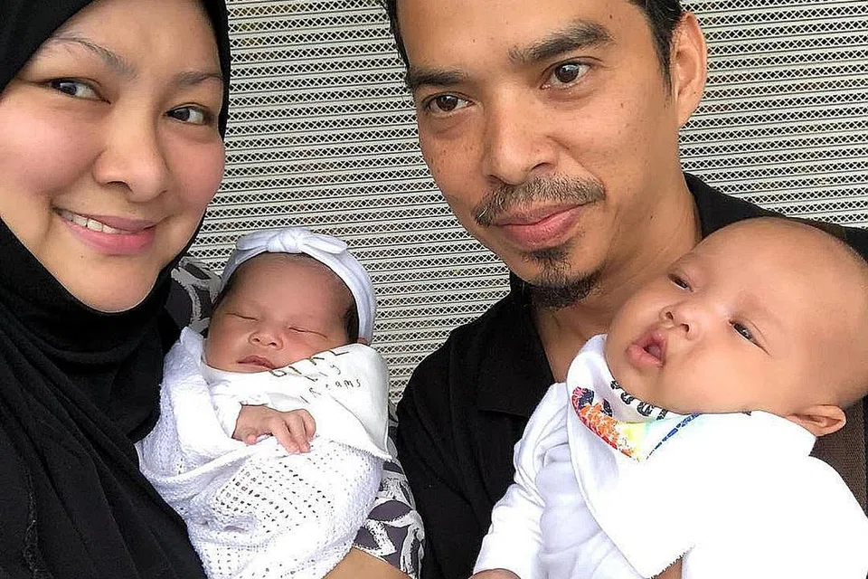 AMBIL ANAK ANGKAT: Abby dan suaminya, Muhammad Faizal Zakaria, mengambil dua anak angkat, Maisara Dayana Fathia (kiri) dan Muhammad Daiyan Fayyadh, dalam masa jarak kurang sebulan. - Foto INSTAGRAM