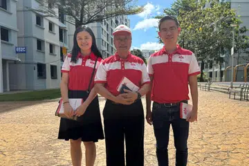 Cik Stephanie Tan, yang disebut-sebut sebagai calon Parti Kemajuan Singapura (PSP) di SMC Pioneer, bersama  pengerusi parti, Dr Tan Cheng Bock, dan Encik Lim Cher Hong di kedai kopi di Blok 651, Jurong West 61Jurong pada 12 April.
