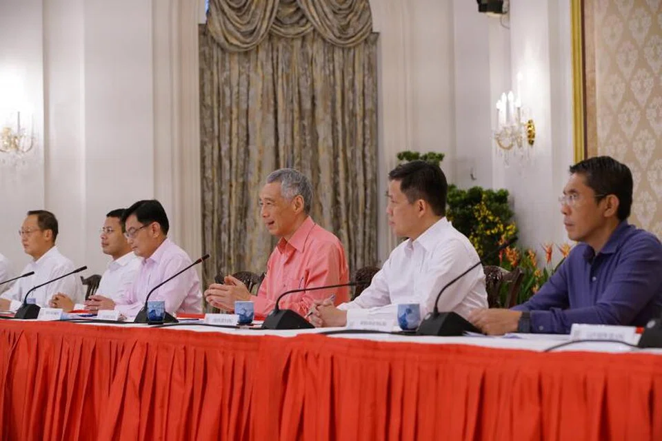 Perdana Menteri, Encik Lee Hsien Loong (tiga dari kanan), mengumumkan barisan Kabinet baru semasa sidang media pada 25 Julai 2020.