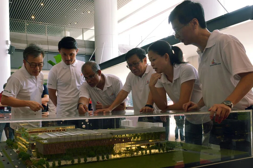 HAMPIR LENGKAP: Encik Masagos (tiga dari kiri) meninjau model Our Tampines Hub bersama beberapa Anggota Parlimen (AP) dan mantan AP GRC Tampines (dari kiri) Encik Sin Boon Ann, Encik Baey Yam Keng, Encik Mah dan Cik Cheng Li Hui serta Ketua Pengarah Eksekutif Persatuan Rakyat, Encik Ang Hak Seng. - Foto TUKIMAN WARJI
