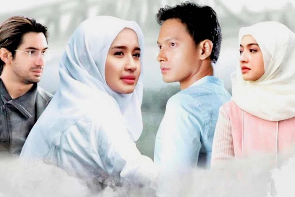 TERAJU UTAMA: Poster 'Surga Yang Tak Dirindukan', filem yang membariskan pelakon utama (dari kiri) Kemal Pahlevi sebagai AmranLaudya; Cynthia Bella sebagai Citra Arin; Fedi Nuril sebagai Andhika Prasetya dan Raline Shah sebagai Mei Rose. - Foto MD ENTERTAINMENT