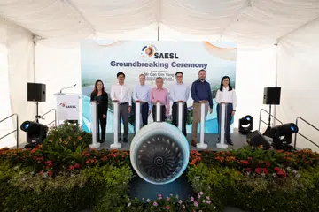 (Dari kiri) Penolong Ketua Pegawai Eksekutif JTC, Cik Christine Wong; Menteri Negara Kanan (Pejabat Perdana Menteri),  Encik Desmond Tan; Pengarah Lembaga Saesl dan Pengarah Kualiti di Rolls-Royce, Encik Peter Lord; Timbalan Perdana Menteri, Encik Gan Kim Yong; Timbalan Pengerusi Lembaga Saesl dan Ketua Pegawai Eksekutif Syarikat Kejuruteraan SIA, Encik Chin Yau Seng; Ketua Pegawai Eksekutif Saesl, Encik Simon Middlebrough; dan Naib Presiden Eksekutif  Lembaga Pembangunan Ekonomi (EDB), Cik Cindy Koh di majlis pecah tanah Saesl di Loyang pada 16 Januari.