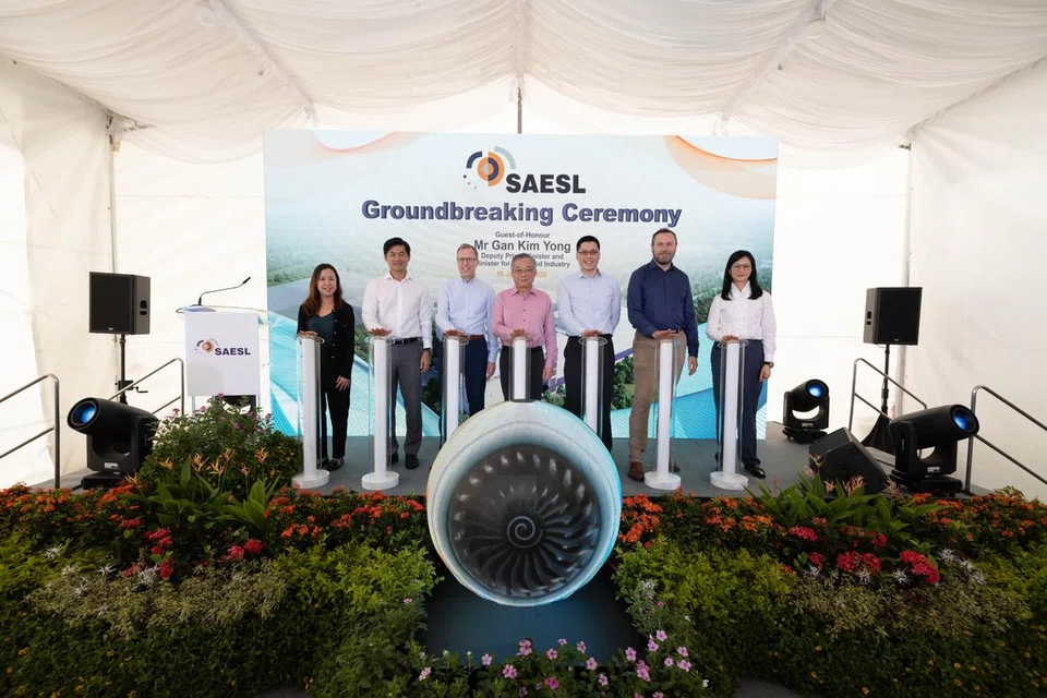 (Dari kiri) Penolong Ketua Pegawai Eksekutif JTC, Cik Christine Wong; Menteri Negara Kanan (Pejabat Perdana Menteri),  Encik Desmond Tan; Pengarah Lembaga Saesl dan Pengarah Kualiti di Rolls-Royce, Encik Peter Lord; Timbalan Perdana Menteri, Encik Gan Kim Yong; Timbalan Pengerusi Lembaga Saesl dan Ketua Pegawai Eksekutif Syarikat Kejuruteraan SIA, Encik Chin Yau Seng; Ketua Pegawai Eksekutif Saesl, Encik Simon Middlebrough; dan Naib Presiden Eksekutif  Lembaga Pembangunan Ekonomi (EDB), Cik Cindy Koh di majlis pecah tanah Saesl di Loyang pada 16 Januari.