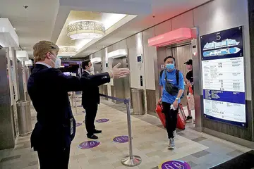 DEMI KESELAMATAN: Percutian di atas kapal persiaran Quantum of the Seas terpaksa dipendekkan selepas seorang lelaki berusia 83 tahun diuji positif bagi Covid-19 kelmarin. Namun, MOH dalam kenyataannya berkata lelaki itu kini disahkan tidak dijangkiti virus itu. - Foto BH oleh GIN TAY