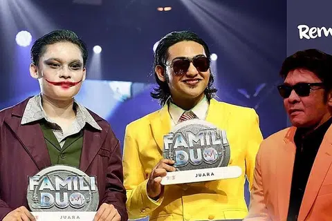 ANAK BAPAIK: Kehadiran Datuk Jamal Abdillah (kanan) memberi sokongan kepada anaknya, Ahmad Zaki Yamani (kiri) dan Yamani Abdillah sehingga berjaya memberi persembahan terbaik dan menjuari pertandingan 'Famili Duo'. - Foto UTUSAN MALAYSIA