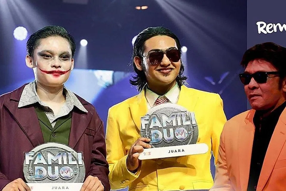 ANAK BAPAIK: Kehadiran Datuk Jamal Abdillah (kanan) memberi sokongan kepada anaknya, Ahmad Zaki Yamani (kiri) dan Yamani Abdillah sehingga berjaya memberi persembahan terbaik dan menjuari pertandingan 'Famili Duo'. - Foto UTUSAN MALAYSIA