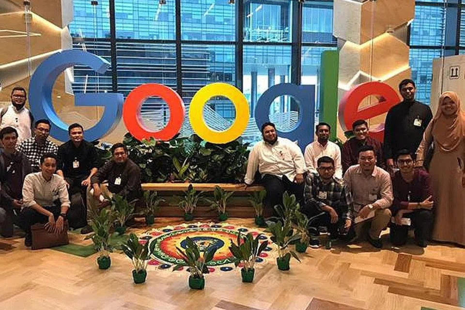 TEROKA CARA DEKATI BELIA: Sekumpulan asatizah daripada Rangkaian Belia Asatizah (AYN) menyertai bengkel kendalian Google mengenai pendekatan digital baru-baru ini. - Foto MAJLIS UGAMA ISLAM SINGAPURA