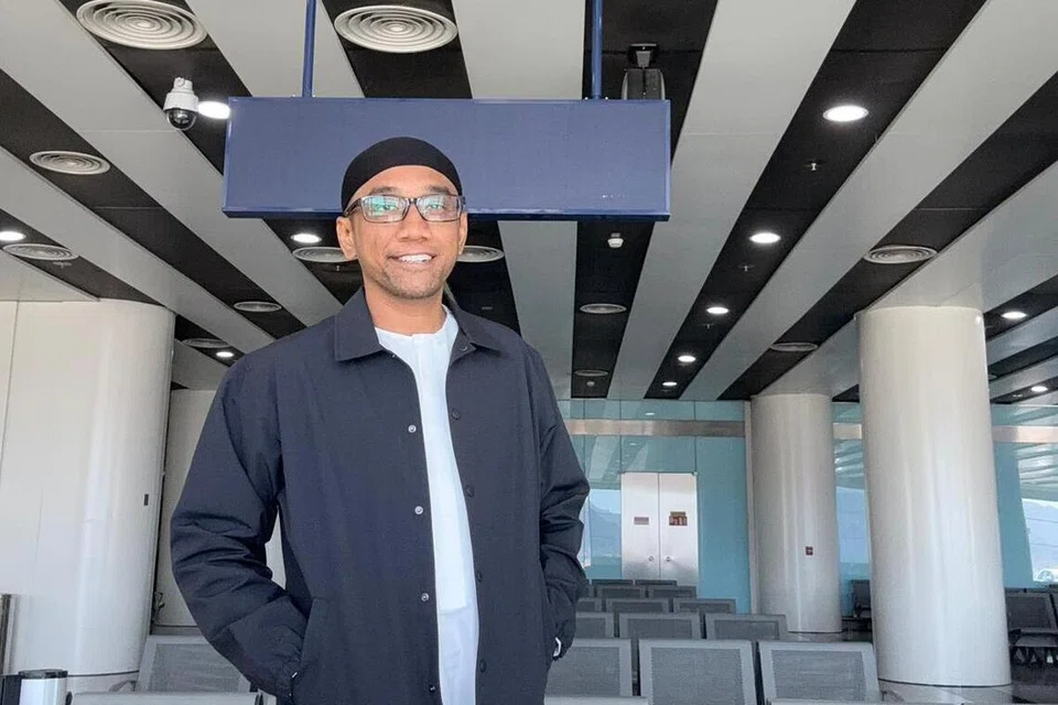 Encik Remy Mohamed di Lapangan Terbang Antarabangsa Putera Mohammad Bin Abdulaziz di Madinah pada 1 Mac semasa menunggu penerbangan baru dengan Saudi Airlines, yang akan transit ke Jakarta, Indonesia sebelum ke Singapura. 