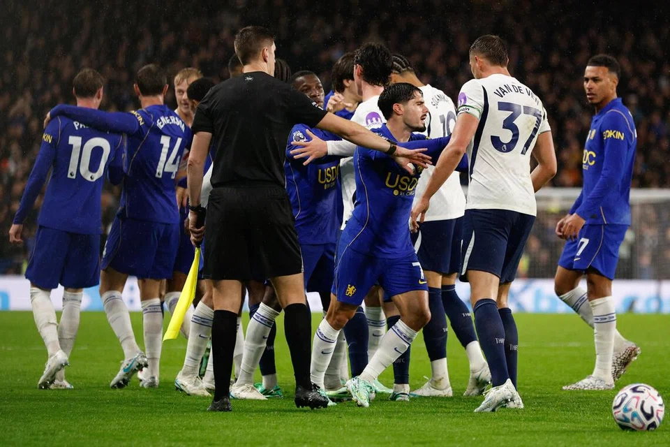 Pemain Chelsea (jersi biru) dan Tottenham Hotspur berbalah ketika aksi Liga Perdana England (EPL) di Stamford Bridge, London, pada 24 Oktober.