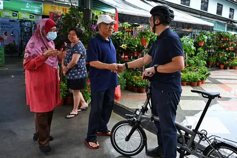 Anggota Parlimen (AP) GRC Bishan-Toa Payoh, Encik Saktiandi Supaat, bertanya khabar penduduk yang ditemui ketika berbasikal di kawasan Toa Payoh East. 