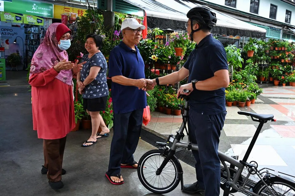 Anggota Parlimen (AP) GRC Bishan-Toa Payoh, Encik Saktiandi Supaat, bertanya khabar penduduk yang ditemui ketika berbasikal di kawasan Toa Payoh East. 