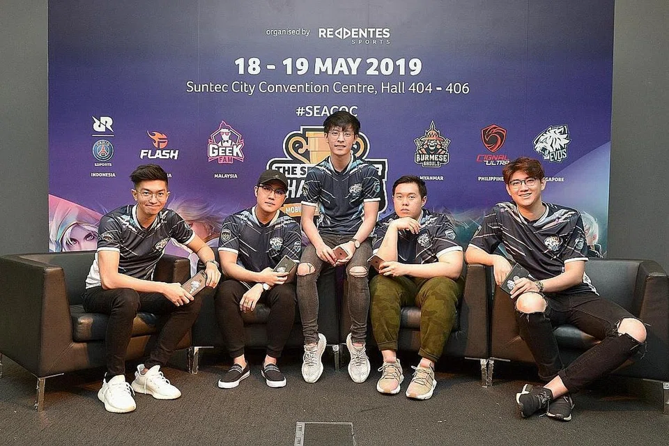 HARAPAN NEGARA: Pasukan Evos Esports SG, yang terdiri daripada belia berusia 21 hingga 26 tahun, menjadi antara pasukan negara yang diharap dapat membawa pulang pingat dari Sukan SEA tahun ini. - Foto SHINTARO TAY