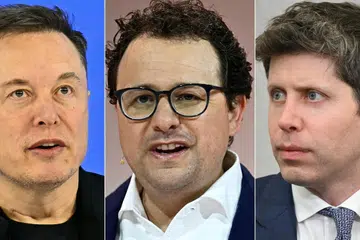 Gabungan gambar menunjukkan (dari kiri) Encik Elon Musk; Ketua Pegawai Eksekutif Anthropic, Encik Dario Amodei,  dan Ketua Pegawai Eksekutif OpenAI, Encik Sam Altman. Encik Amodei pada 12 September menggesa pembangunan kecerdasan buatan (AI) diperlahankan secara bersama bagi membolehkan risikonya dikaji dengan lebih mendalam, dengan gesaan itu turut mendapat sokongan Encik Altman dan Encik Musk. Presiden Amerika Syarikat, Encik Donald Trump, bagaimanapun menolak kebimbangan bahawa AI boleh mengancam manusia sebagai satu “penipuan”.