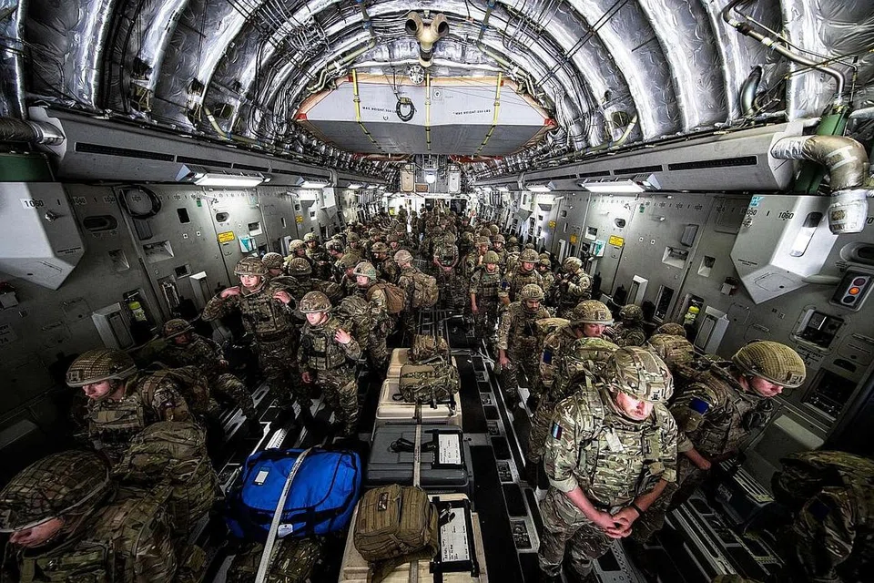 LINDUNGI WARGA: Angkatan tentera Britain tiba di Kabul kelmarin untuk menjaga keselamatan rakyat Britain yang mahu meninggalkan Afghanistan. - Foto REUTERS 