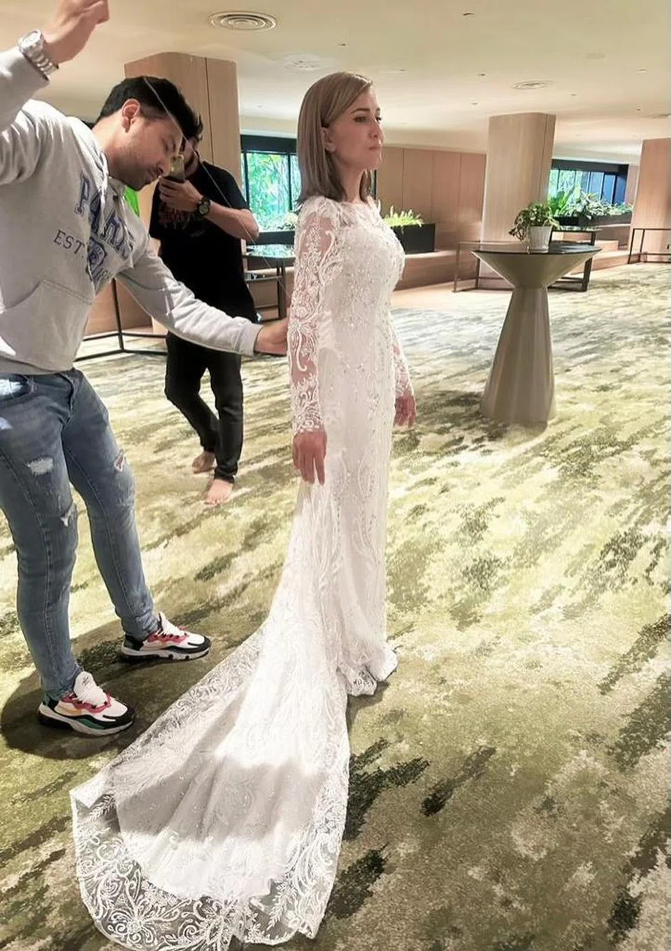 SIAPKAN SEGERA: Adam Rashid memenuhi permintaan beberapa selebriti Malaysia bagi menyiapkan busana yang cantik untuk majlis persandingan mereka. Adam (kiri) sedang merapikan gaun pengantin untuk usahawan dan pempengaruh sosial, Shikin Maembong.