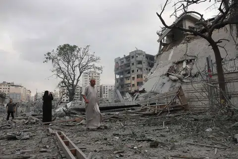 KEMUSNAHAN TERUK: Penduduk Palestin memeriksa kemusnahan akibat serangan udara Israel di kawasan kejiranan al-Rimal di Kota Gaza pada pagi 10 Oktober 2023.