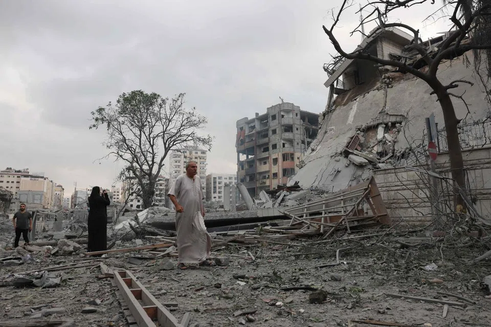 KEMUSNAHAN TERUK: Penduduk Palestin memeriksa kemusnahan akibat serangan udara Israel di kawasan kejiranan al-Rimal di Kota Gaza pada pagi 10 Oktober 2023.