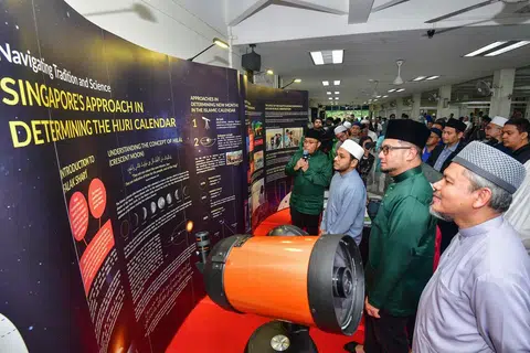 TINJAU GALERI: Mufti Singapura, Dr Nazirudin Mohd Nasir (tiga dari kanan), mendengar taklimat oleh Penolong Ketua Pelibatan Masyarakat dan Agama Masjid Darussalam, Ustaz Muhammad Haziq Zainal (memegang mikrofon) sambil ditemani Pengerusi Eksekutif Masjid Darussalam, Ustaz Rashid Ramli.