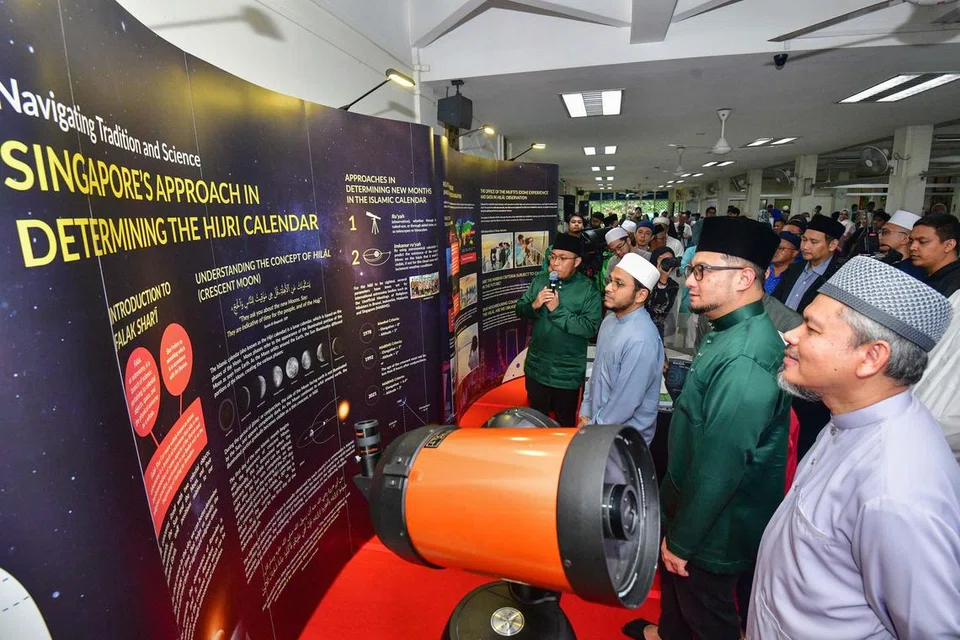 TINJAU GALERI: Mufti Singapura, Dr Nazirudin Mohd Nasir (tiga dari kanan), mendengar taklimat oleh Penolong Ketua Pelibatan Masyarakat dan Agama Masjid Darussalam, Ustaz Muhammad Haziq Zainal (memegang mikrofon) sambil ditemani Pengerusi Eksekutif Masjid Darussalam, Ustaz Rashid Ramli.
