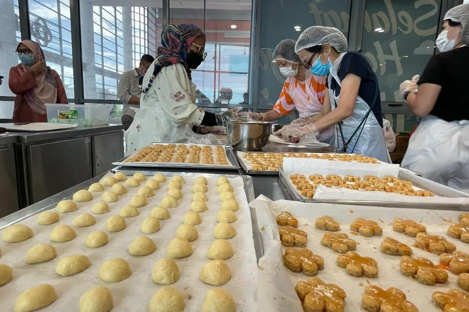Lebih 100 sukarelawan mendaftar dan turun padang ke studio membuat kuih di Kelab Masyarakat Siglap selama seminggu untuk membakar 50,000 kuih yang akan diagihkan kepada keluarga berpendapatan rendah.