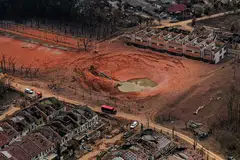 Keadaan di kawasan kebakaran melibatkan kebocoran saluran paip gas di Jalan Putra Harmoni, Putra Heights, Selangor, yang kini padam sepenuhnya ketika ditinjau sekitar 12 tengah hari 2 April.