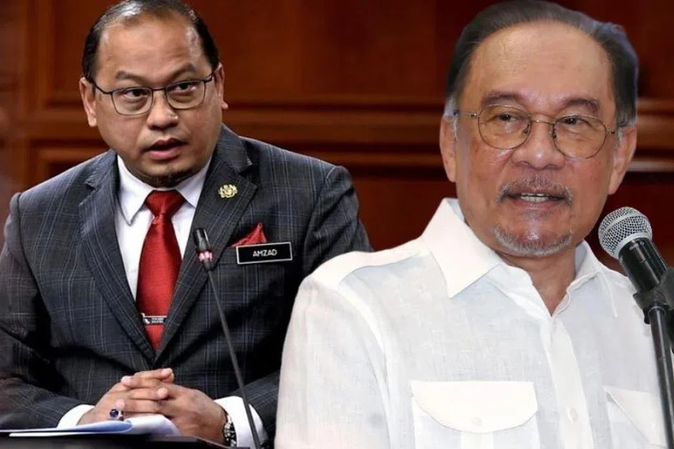 Perdana Menteri Malaysia, Datuk Seri Anwar Ibrahim (kanan), dan Ahli Parlimen Kuala Terengganu (Terengganu) daripada Parti Islam Se-Malaysia (PAS), Datuk Ahmad Amzad Hashim (kiri).