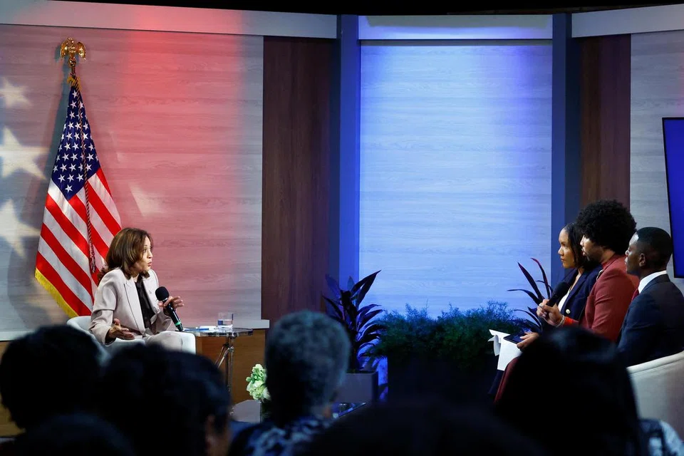 Calon presiden Demokrat dan Naib Presiden Amerika Syarikat, Cik Kamala Harris (kiri), bersama anggota Persatuan Wartawan Kulit Hitam Kebangsaan (NABJ) di Philadelphia, Pennsylvania, pada 17 September 2024. 