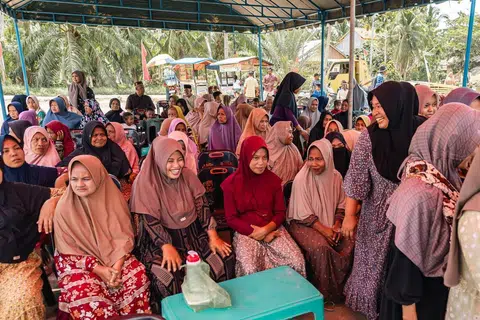 Penduduk Kampung Biram Rayeuk di Aceh, Indonesia, menunggu giliran untuk diperiksa pasukan perubatan Singapura.