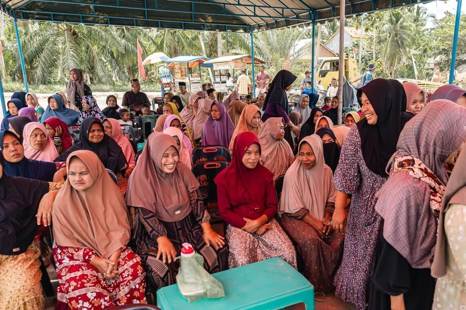 Penduduk Kampung Biram Rayeuk di Aceh, Indonesia, menunggu giliran untuk diperiksa pasukan perubatan Singapura.
