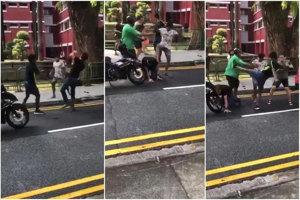 PERTARUNGAN DI ANTARA TIGA ORANG LELAKI: Satu video telah tular di Facebook menunjukkan dua orang lelaki yang sedang memukul seorang lelaki yang lebih tua dan seorang pekerja penghantaran GrabFood yang cuba menghentikan pergaduhan itu. -Foto: SGROADVIGILANTE/FACEBOOK