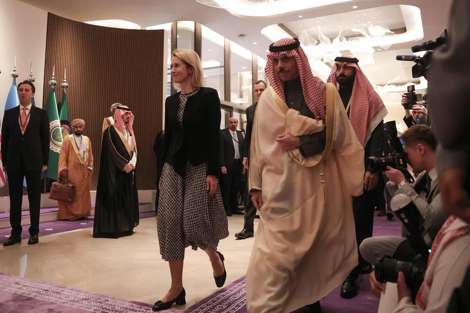 Menteri Luar Saudi, Faisal bin Farhan (kanan), mengiringi Wakil Tinggi Kesatuan Eropah untuk Hal Ehwal Luar Negeri dan Dasar Keselamatan, Cik Kaja Kallas, sebelum pertemuan para diplomat tertinggi dari Timur Tengah dan Eropah untuk membincangkan isu Syria, di Riyadh pada 12 Januari 2025. Arab Saudi, ekonomi terbesar di Timur Tengah, kini berusaha meningkatkan pengaruhnya di Syria selepas pemberontak menumbangkan Bashar Al-Assad pada Disember 2024, menurut penganalisis.