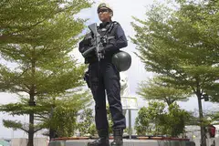 SEGAK DAN CEKAP: Sarjan (SGT) Siti Rafiedah Mohd Rasid (atas), Inspektor Balai Kanan (SSI) Noor Aishah Mohd Ali dan Sarjan (SGT) (V) Siti Zuraily Zainal merupakan antara pegawai polis wanita yang sedia bertugas. - Foto BM oleh SAHIBA CHAWDHARY, CHONG JUN LIANG DAN ALPHONSUS CHERN