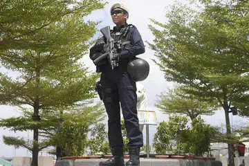 SEGAK DAN CEKAP: Sarjan (SGT) Siti Rafiedah Mohd Rasid (atas), Inspektor Balai Kanan (SSI) Noor Aishah Mohd Ali dan Sarjan (SGT) (V) Siti Zuraily Zainal merupakan antara pegawai polis wanita yang sedia bertugas. - Foto BM oleh SAHIBA CHAWDHARY, CHONG JUN LIANG DAN ALPHONSUS CHERN