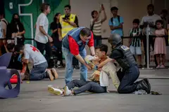 Beberapa ‘mangsa’ dibantu anggota polis dan Rondaan Rakyat (COP) semasa satu senario latihan anti-pengganasan ‘Exercise Heartbeat’ 2024 di One Punggol pada 23 Ogos. 