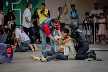 Beberapa ‘mangsa’ dibantu anggota polis dan Rondaan Rakyat (COP) semasa satu senario latihan anti-pengganasan ‘Exercise Heartbeat’ 2024 di One Punggol pada 23 Ogos. 