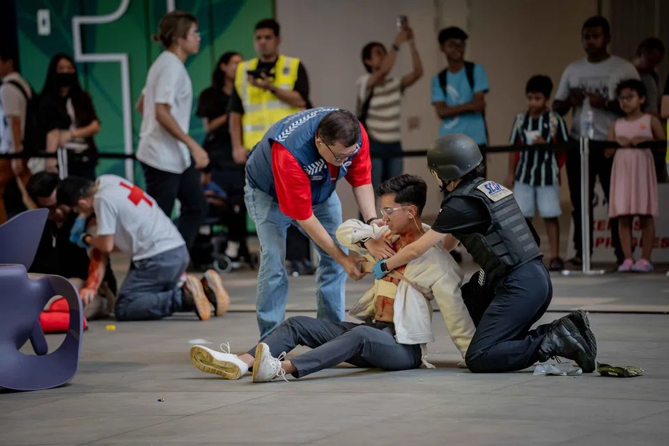 Beberapa ‘mangsa’ dibantu anggota polis dan Rondaan Rakyat (COP) semasa satu senario latihan anti-pengganasan ‘Exercise Heartbeat’ 2024 di One Punggol pada 23 Ogos. 