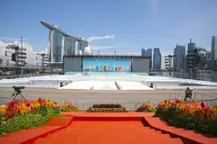 MERAIKAN KEMERDEKAAN NEGARA: Dengan kawasan di sekitar Marina Bay dijangka sesak, polis telah menasihatkan orang ramai supaya berhati-hati dan menjaga barang-barang mereka. Penonton NDP dinasihatkan supaya datang lebih awal untuk menjalani pemeriksaan keselamatan sebelum perbarisan bermula. - Foto KEMENTERIAN PERTAHANAN