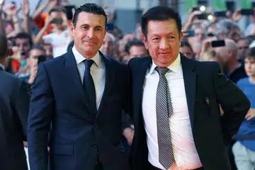 HERO VALENCIA: Pemilik baru Valencia, Peter Lim (kanan), dan presiden kelab, Amadeo Salvo, bergambar di depan Stadium Mestalla sebelum perlawanan menentang Elche Sabtu lalu. Kehadiran Lim disambut meriah ribuan penyokong kelab itu. - Foto AFP