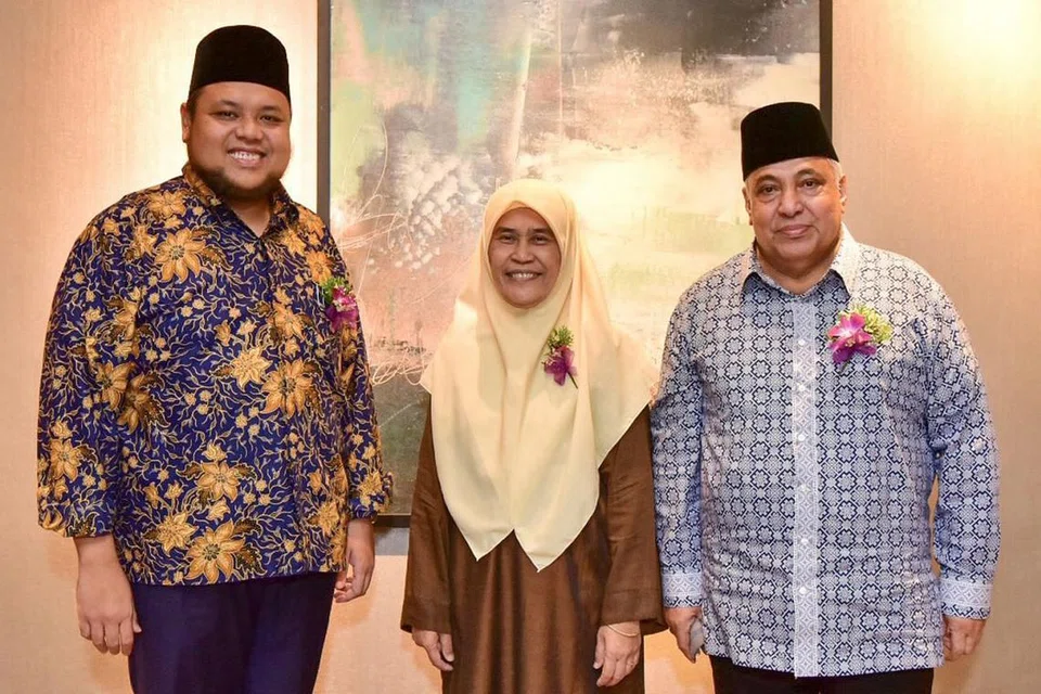 JASA DIIKTIRAF: (Dari kiri) Penerima Anugerah Inspirasi Belia Muis50, Ustaz Muhd Zahid Mohd Zin, penerima Anugerah Jasa Cemerlang, Ustazah Sukarti Asmoin dan penerima Anugerah Khas Muis50, Ustaz Haji Ali Mohamed, diberi pengiktirafan oleh Majlis Ugama Islam Singapura (Muis) di atas sumbangan mereka dalam kehidupan sosioagama masyarakat Islam di Singapura. - Foto BM oleh DIOS VINCOY JR