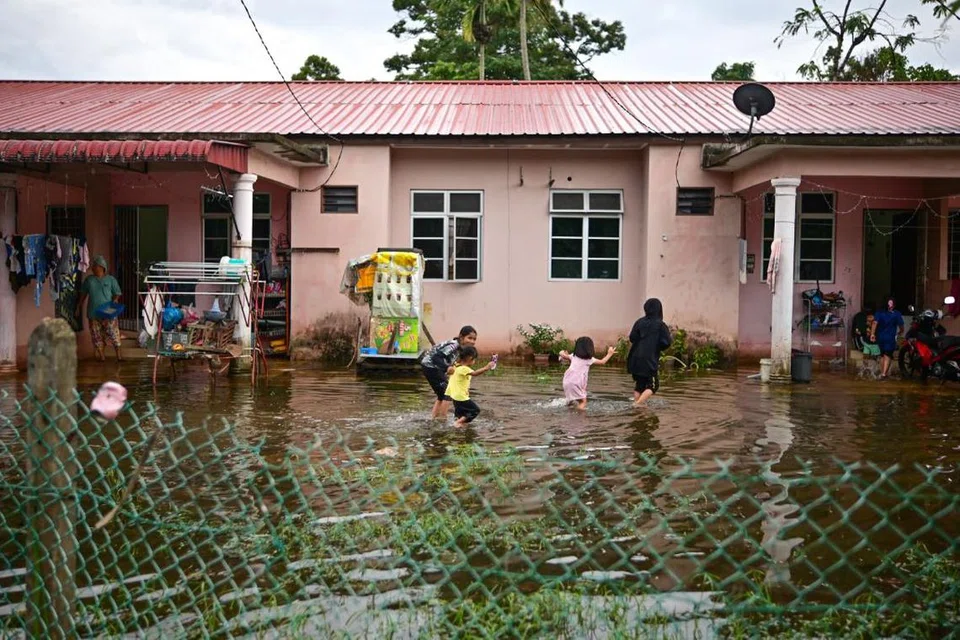 Jabatan Meteorologi Malaysia mengeluarkan amaran hujan berterusan tahap bahaya di Terengganu sehingga 29 November. Gambar menunjukkan situasi banjir gelombang pertama di Terengganu menyebabkan rumah penduduk digenangi air. 