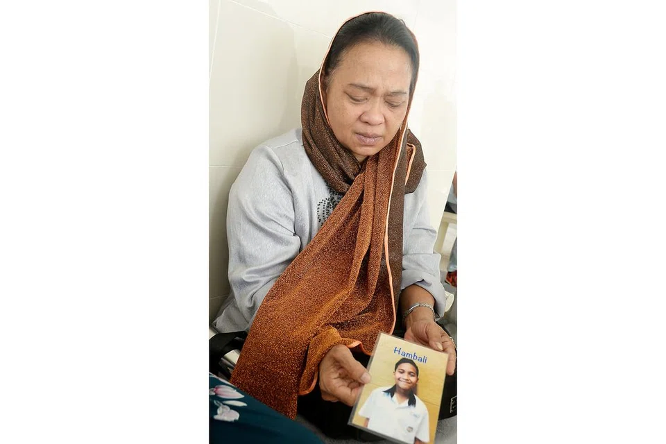 HILANG ANAK TERSAYANG: Bagi ibu Allahyarham, Cik Rajimah Jafar, pemergian anaknya amat mengejut dan mendadak. Beliau juga menyimpan gambar Allahyarham dan mengeluarkannya apabila ditemui Berita Harian di kolong blok semalam. - Foto JOHARI RAHMAT 