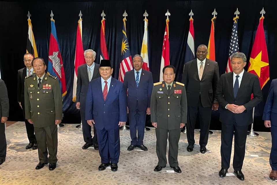 PERKUKUH KERJASAMA SERANTAU: Menteri Pertahanan, Dr Ng Hen Hen, (empat dari kiri) bersama Menteri Pertahanan Asia Tenggara lain menemui Setiausaha Pertahanan Amerika Syarikat, Encik Lloyd Austin (tiga dari kanan), pada Jumaat di samping Dialog Shangri-La ke-20.